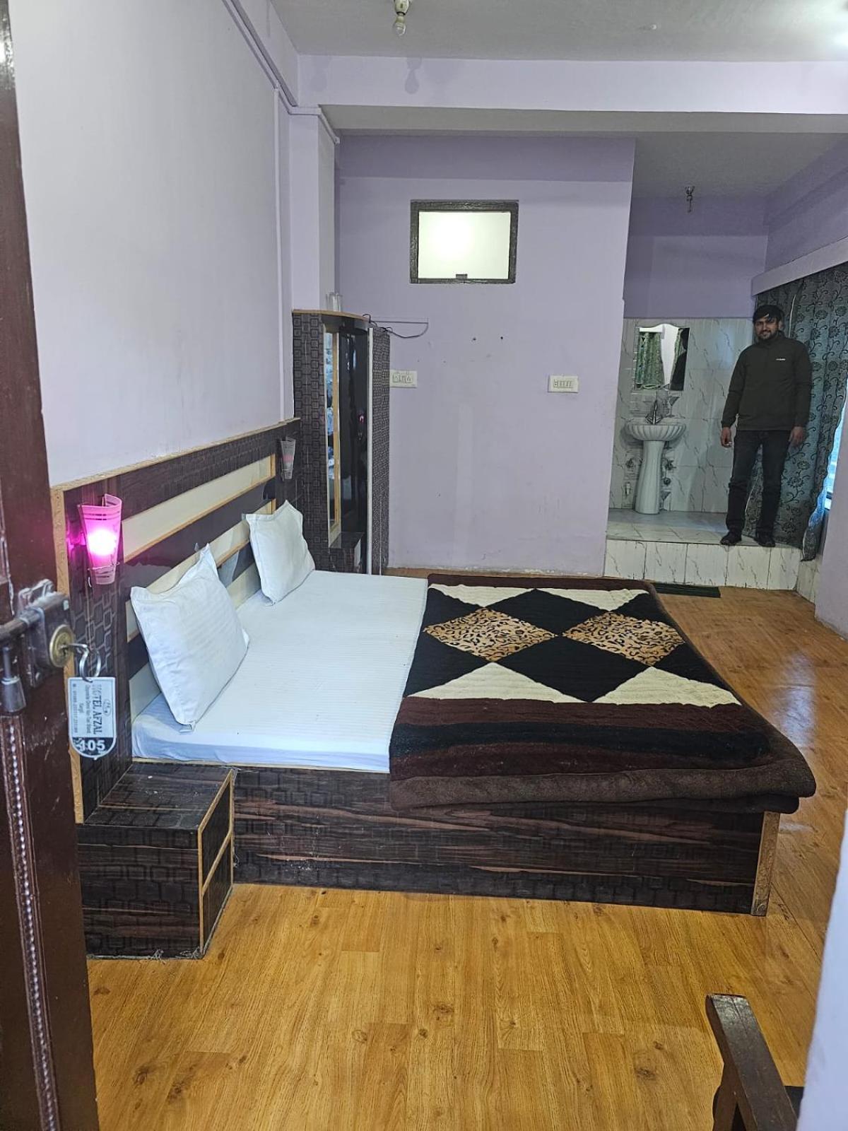Hotel Afzal And Restaurant Каргил Экстерьер фото